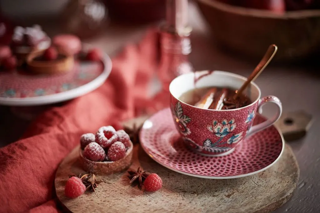 SET 2 TAZA Y PLATO 280 ML. FLOWER FESTIVAL ROSA OSCURO «PIP STUDIO» - Imagen 3