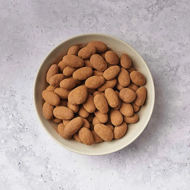 Almendra bañada en Chocolate con Leche y Canela