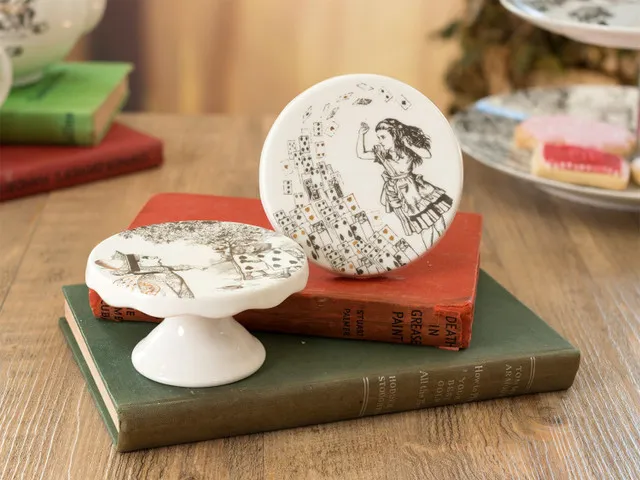 Juego de 2 mini pedestales para tartas de Alicia en el país de las maravillas «Victoria and Albert» - Imagen 2