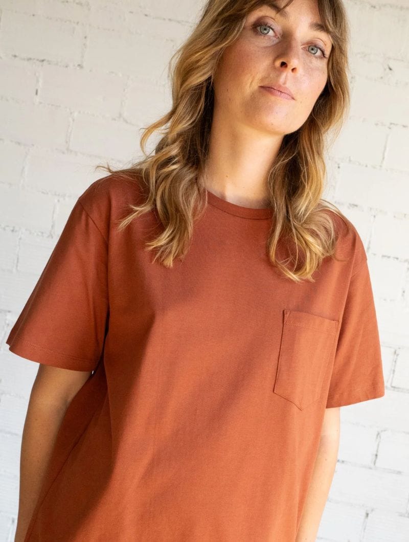 Camiseta lisa con bolsillo de algodón orgánico - Imagen 2