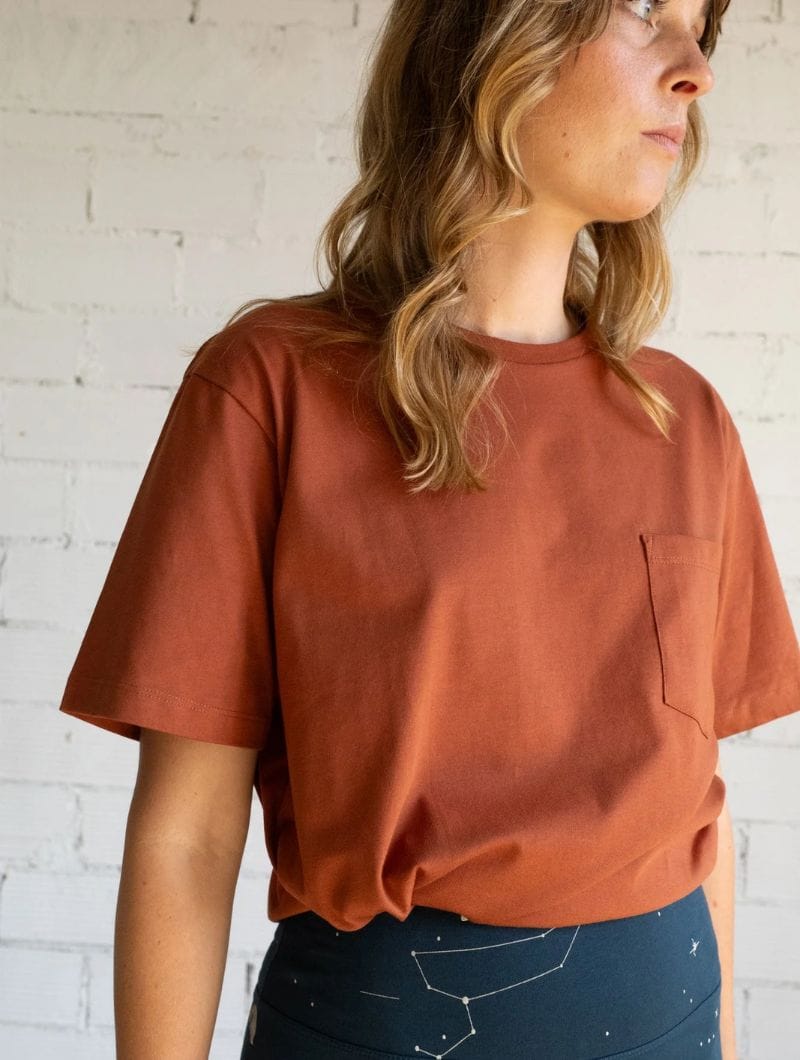 Camiseta lisa con bolsillo de algodón orgánico - Imagen 9